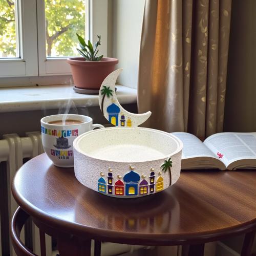 صحن بولي دائري مع هلال رمضان