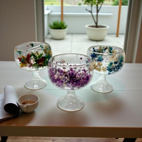 كاسة زجاج شفاف ملون بالحبة