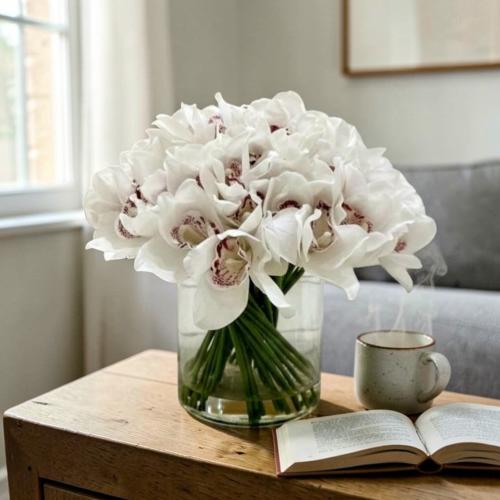 ورد تنسيق ابيض فازة زجاج