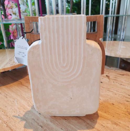 فازة فخار بيدين خشب