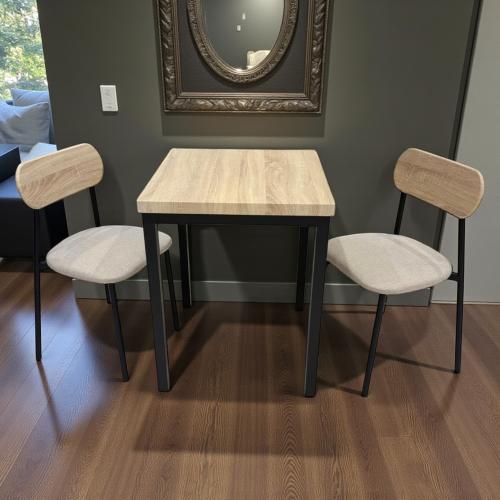 طاولة خشب مربع + 2 كرسي