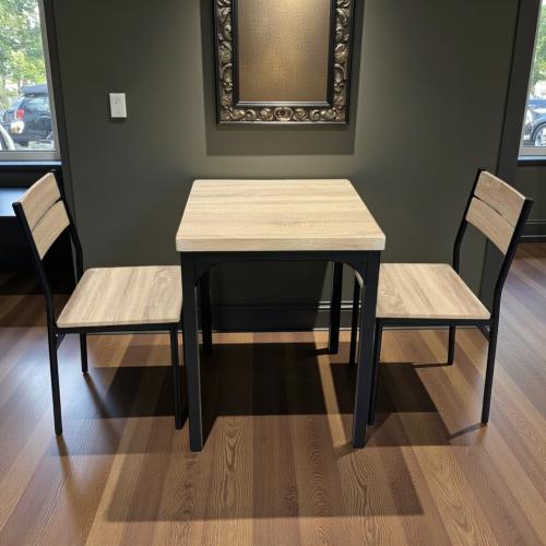 طاولة خشب مربع + 2 كرسي