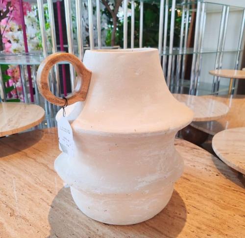 فازة فخار بيد خشب