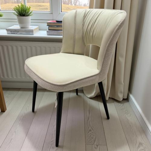 كرسي جلد أبيض