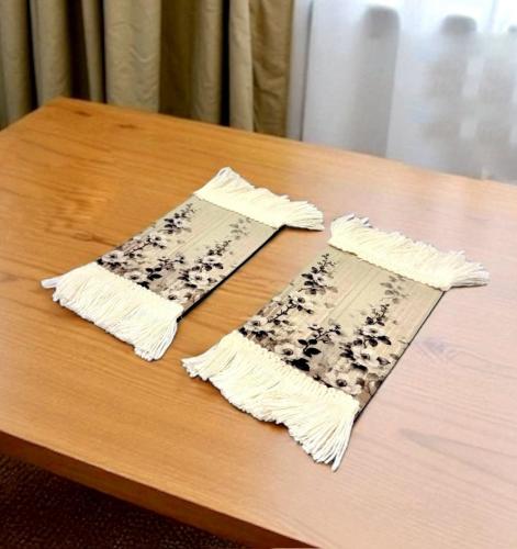 طقم مفرش 2 حبه مقاس 12 * 8 سم