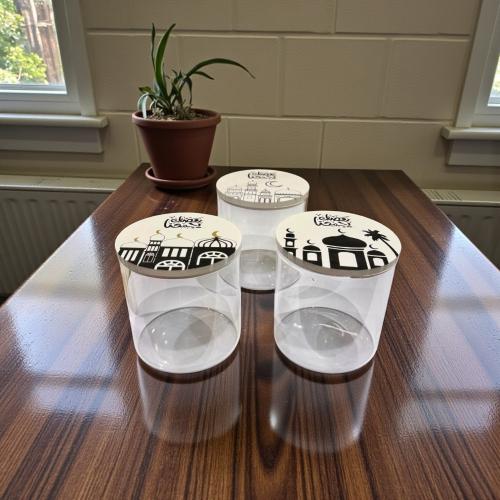 برطمان زجاج بغطاء رمضان يجمعنا بالحبة