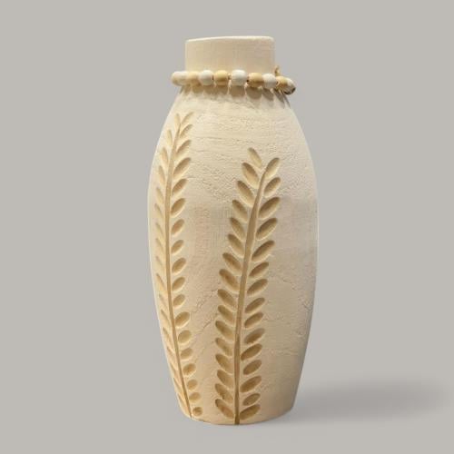 فازة خشبية مع مسبحة