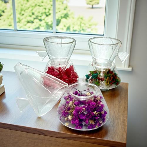 كاسة زجاج شفاف بقاعدة ملون بالحبة