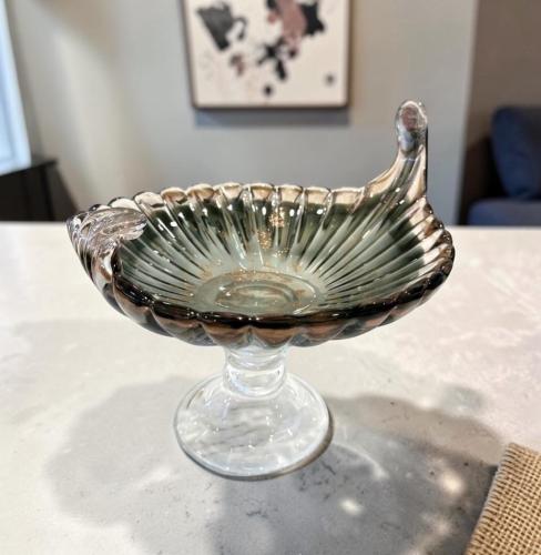 صحن حلاوة زجاج بقاعدة