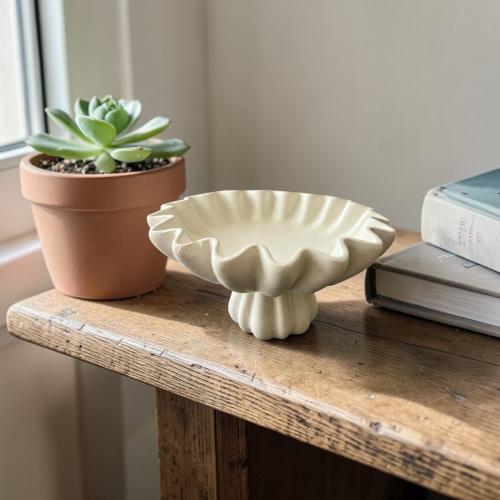 صحن بولي بقاعدة ابيض