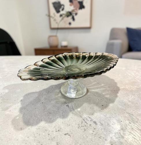 صحن حلاوة زجاج بقاعدة