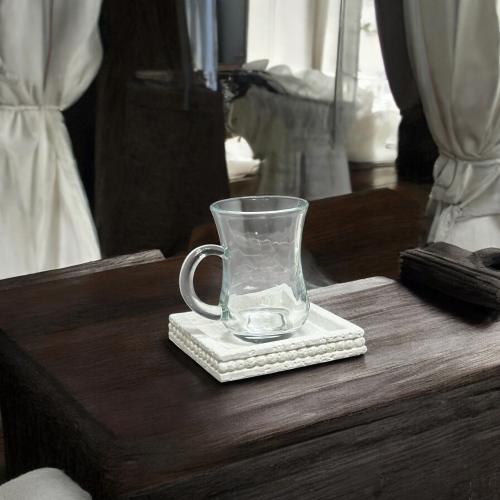 بيالة زجاج مع صحن