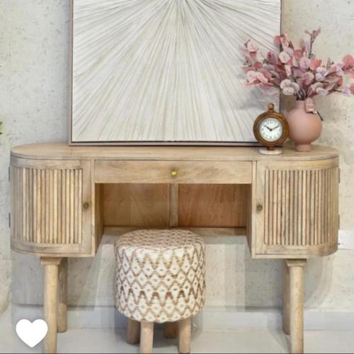 كونسول خشب مقوس بيج