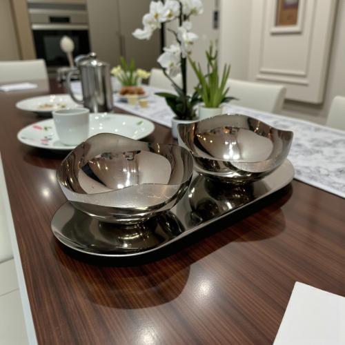 ًصحن استيل مع 2 صحن فضي