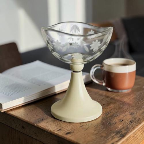 صحن زجاج بقاعدة