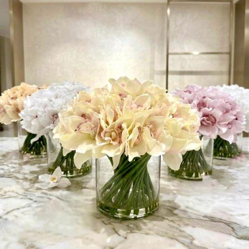 ورد تنسيق ملون فازة زجاج بالحبة