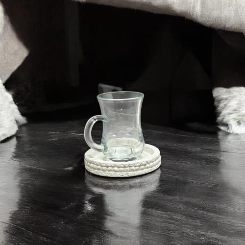 بيالة زجاج مع صحن