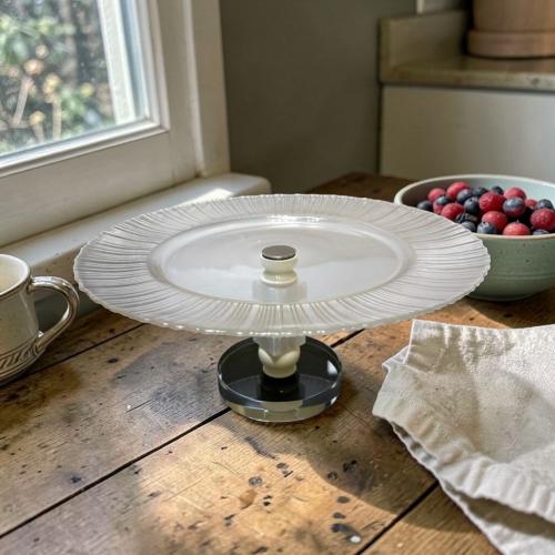 صحن زجاج بقاعدة