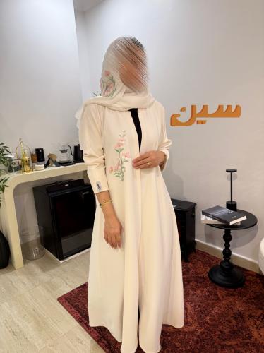 عبايه نص كلوش بيج و تطريز وردي