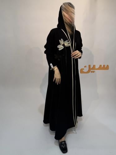 عبايه نص كلوش مزينه بقطعتين من الورد