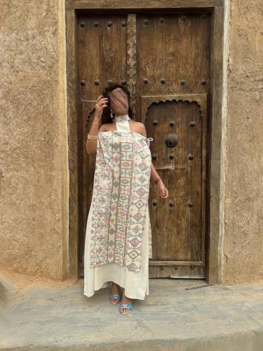 جلابية لينن مع قطعة مطرزه من الامام متوفره الاقمشة...
