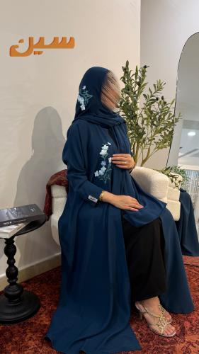 عبايه نص كلوش كحلي و تطريز سماوي