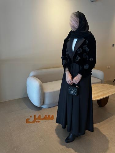 عباية مخمل اسود وتفتع مزينة بالورد