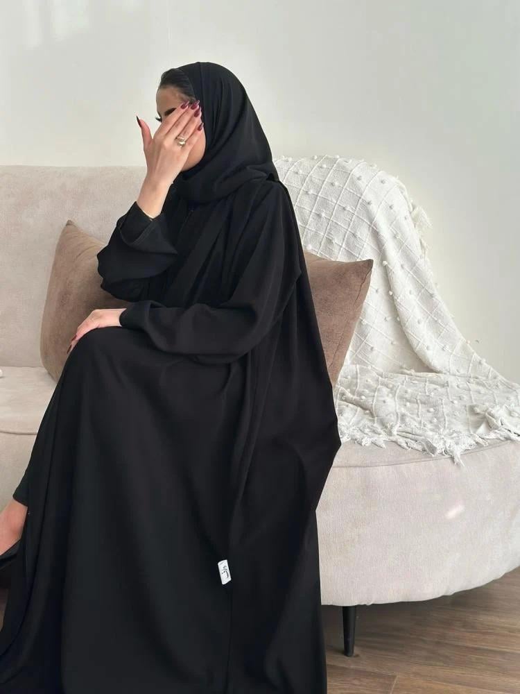 العناية بعبايات الكريب الملكي: نصائح للحفاظ على الفخامة