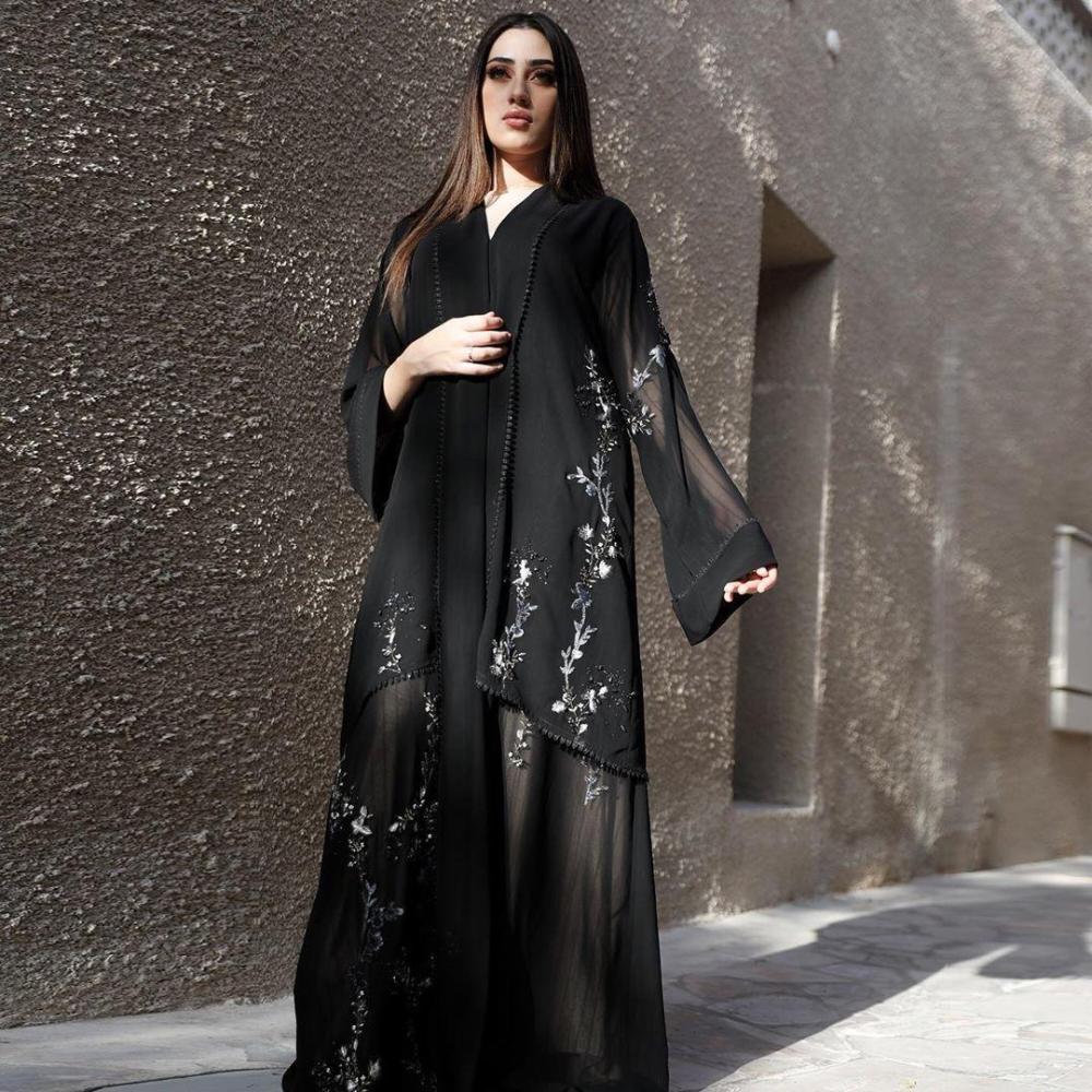 عبايات محتشمة بتصاميم حديثة