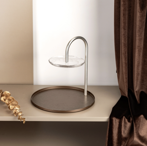 ستاند تقديم من دورين باللونين الذهبي والفضي