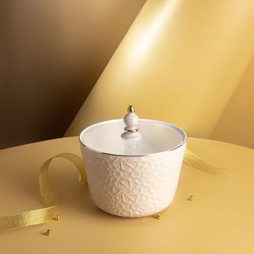 علبة حلويات باللون البيج من مجموعة كراون