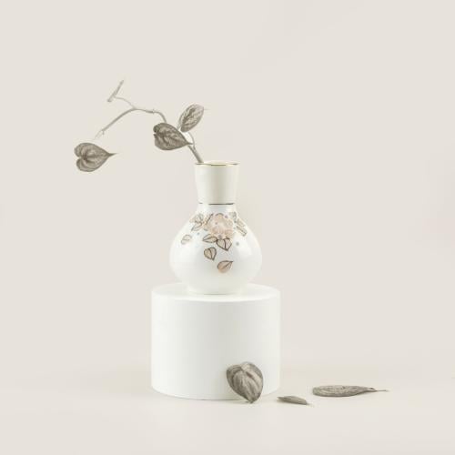 فازة صغيرة باللون الأبيض من مجموعة ليلك