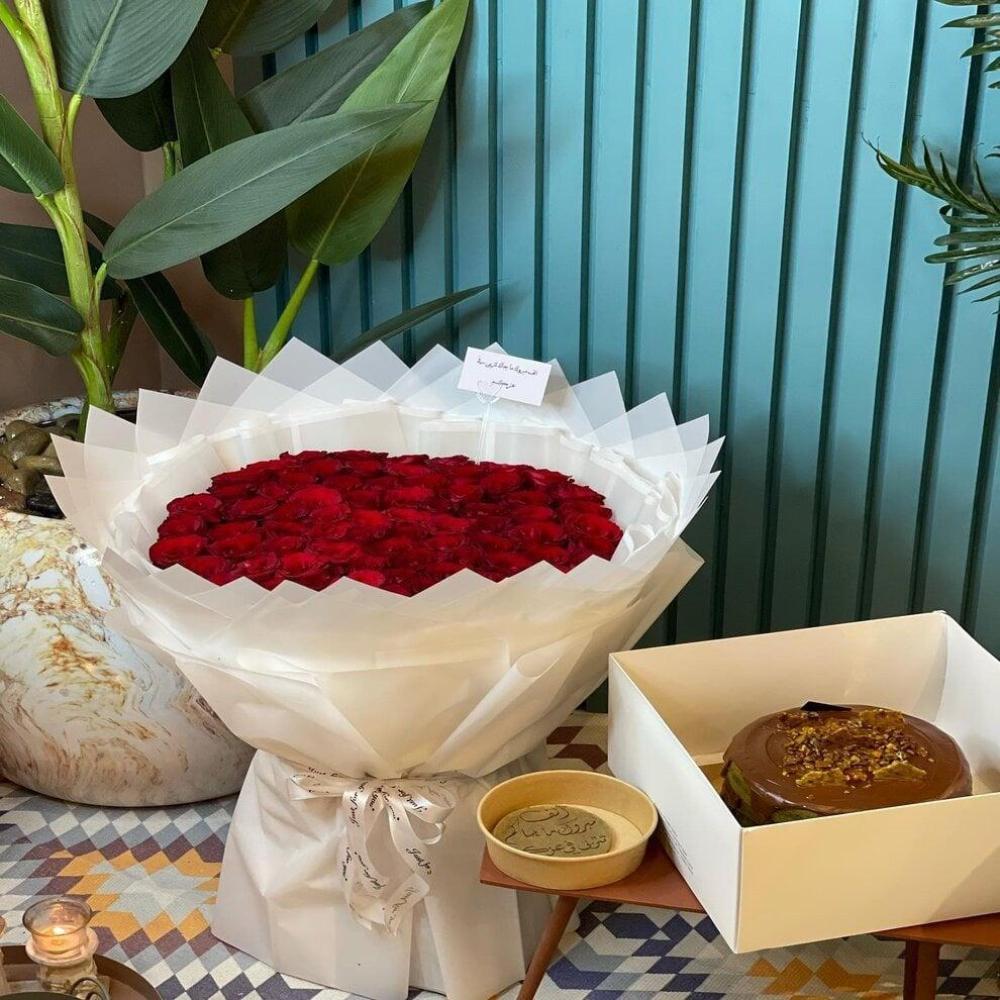 باقة ورد كبيرة  + كيك لافيفيان