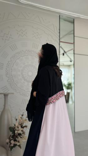 عبايه سوداء من الخلف وردي