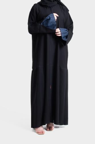 عباية من الكريب مزينة بكسرات من الاسفل