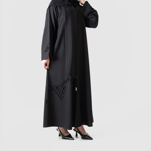 عباية من قماش الكريب مطرزة