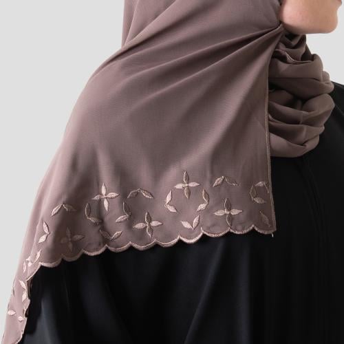 طرحة ملونة مطرزة