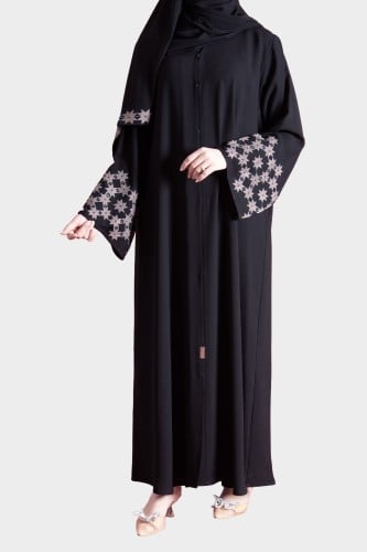 عباية من الكريب بتطريز فاخر على الأكمام