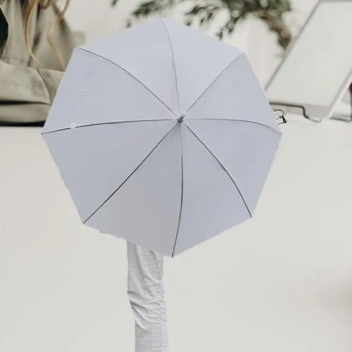 مظلة بيضاء للاستمتاع بقطرات المطر