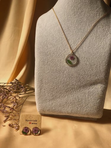 مجموعة عقد وأقراط بالزهر البنفسجي