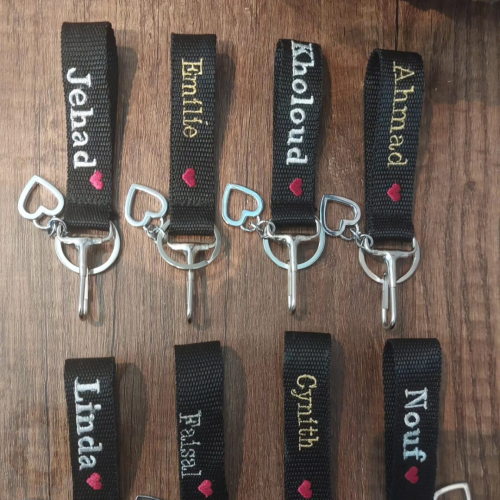 ميدالية مفاتيح تطريز بالاسم