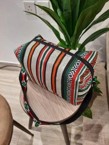 حقيبة السفر والرحلات مصنوعة من قماش السدو