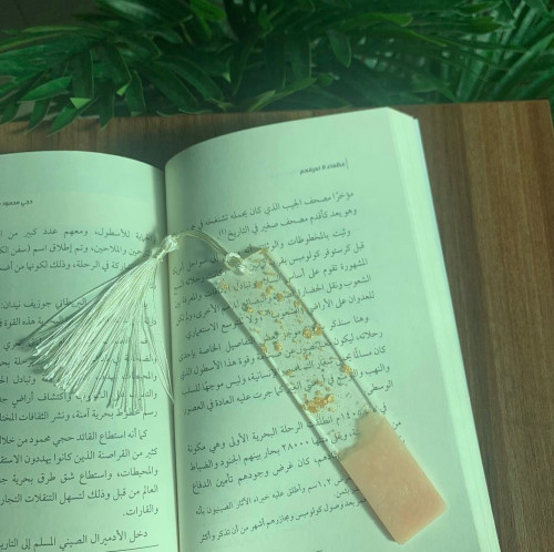 فاصل كتاب بلون النود مرصّع بورق الذهب