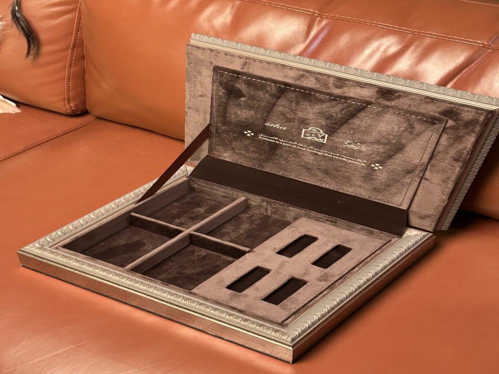 شنطة لحفظ العود و الدهن