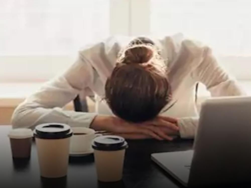 لماذا يشعر البعض بالنعاس بعد شرب القهوة؟ ☕