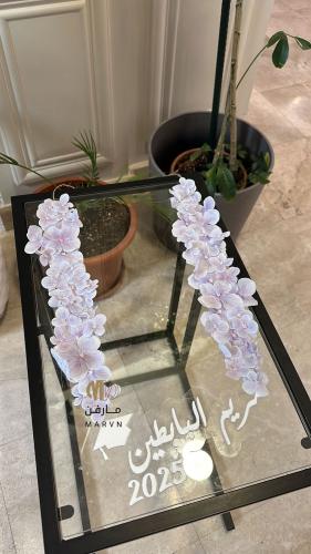 عقد التخرج بالاسم مع القبعة