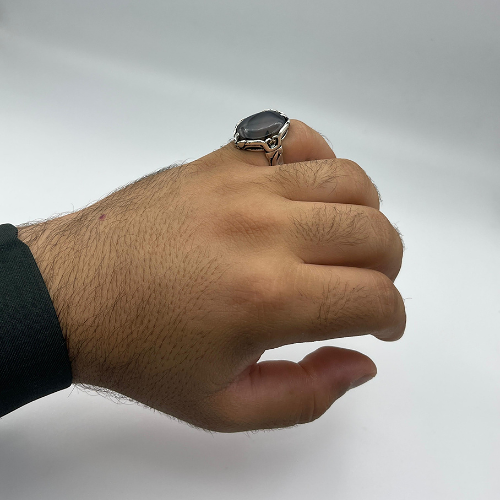 بالخنصر خاتم فضة رجالي متوج بالعقيق اليمني