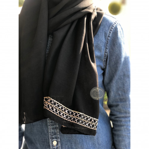 طرحه بوال بتطريز رجل الغراب لون اسود