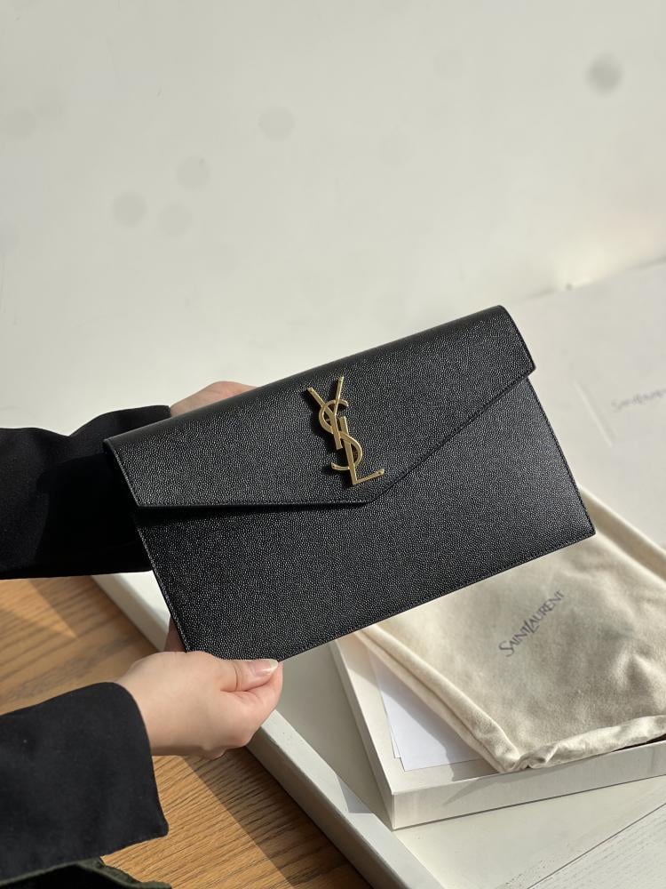 سان لوران باوتش | UPTOWN POUCH IN GRAIN DE POUDRE EMBOSSED LEATHER