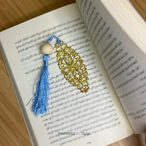 فاصل كتاب مع هدب أزرق